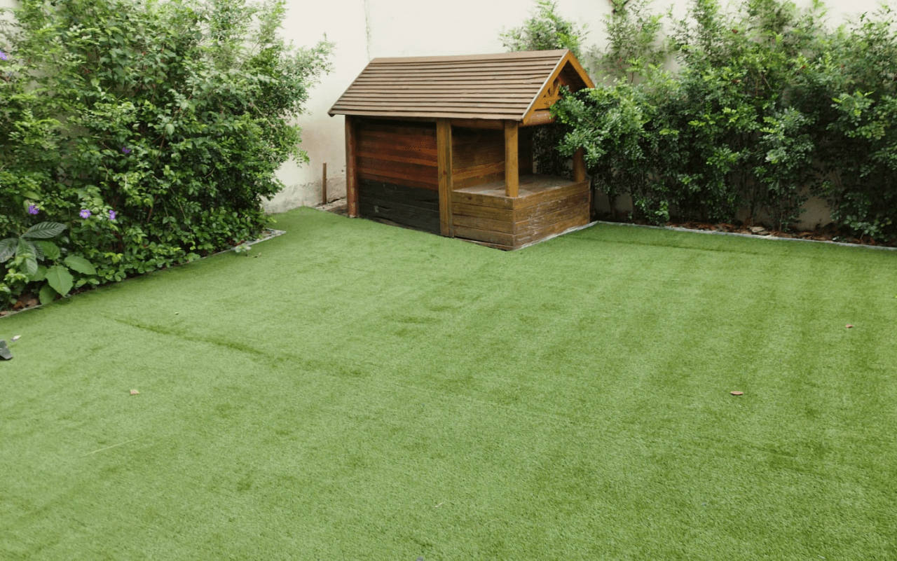 Jardim com grama natural ou com grama sintética? Qual é o melhor para você?