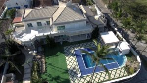 Projeto residencial com grama sintética