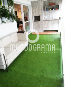 Espaço de gourmet com grama sintética para alto tráfego