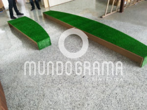 Peças decorativas revestidas com grama sintética