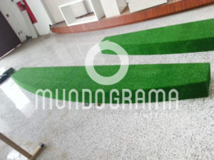 Peças decorativas revestidas com grama sintética