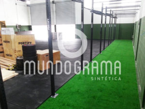 Academia com piso de borracha e grama sintética