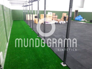 Academia com piso de borracha e grama sintética