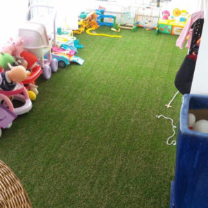 Lounge de prédio com grama sintética