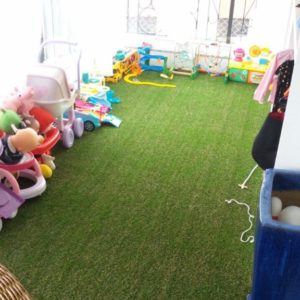 Loung de prédio com grama sintética