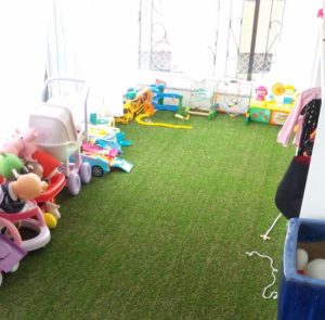 Loung de prédio com grama sintética