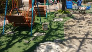 Playground com grama sintética ruim