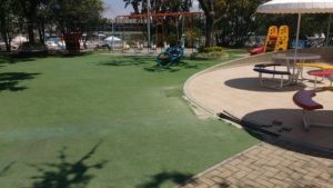 Playground com grama sintética ruim