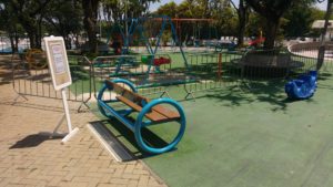 Playground com grama sintética ruim