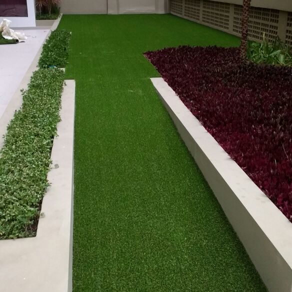 Jardim com grama sintética