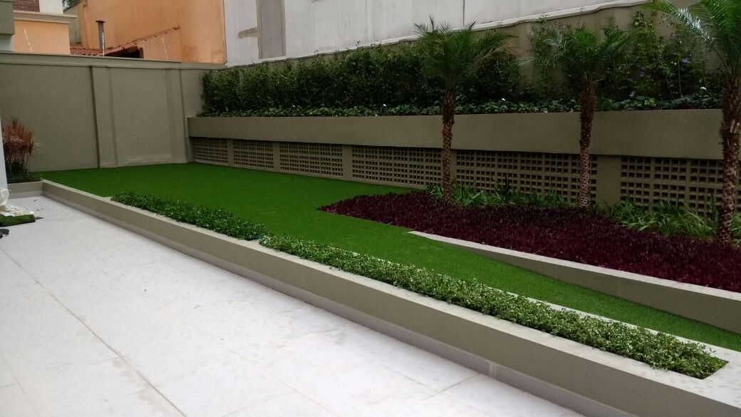 Jardim com grama sintética