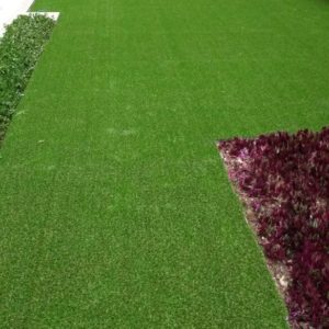 Jardim com grama sintética
