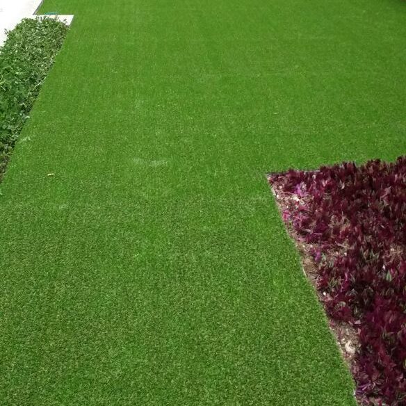 Jardim com grama sintética