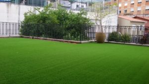 Terraço com grama sintética