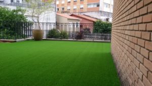 Terraço com grama sintética