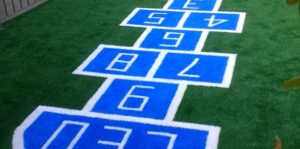 Área de lazer infantil com Grama sintética decorativa