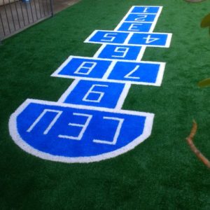 Área de lazer infantil com Grama sintética decorativa