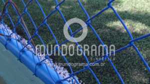 Alambrado separando campo de futebol para evitar passagem da bola