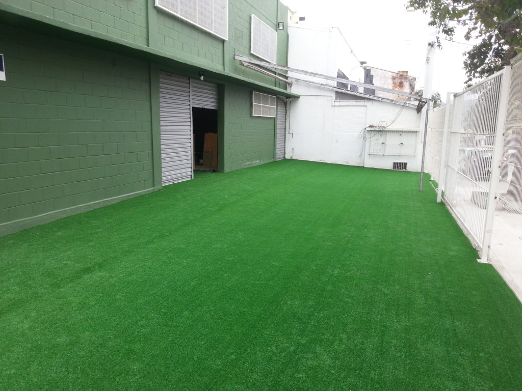Faixada Box de Crossfit com grama sintética pra Alto Tráfego - Mundo Grama