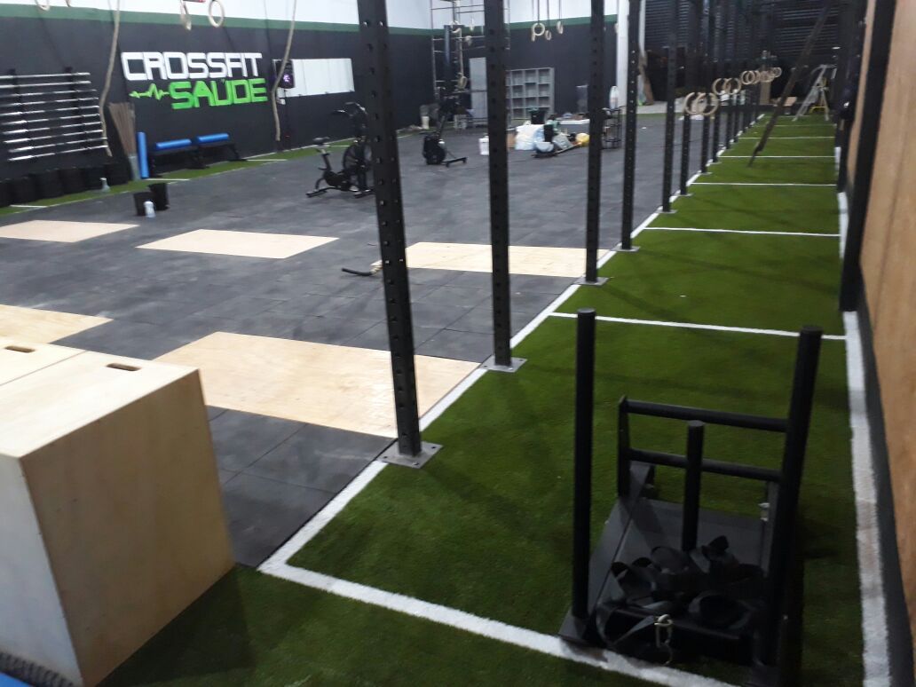 Piso de Borracha com grama sintética para Crossfit - Mundo Grama