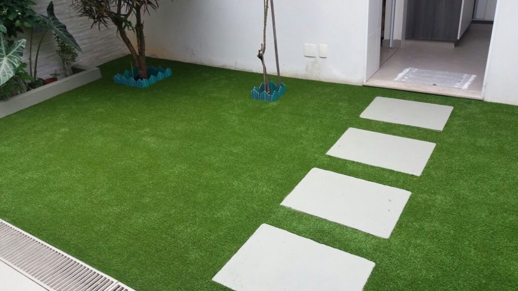 Quintal com grama sintética de alto tráfego