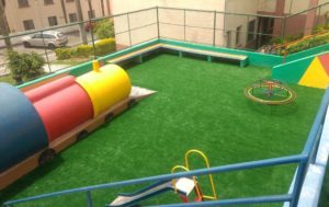 Condomínio com Playground de Grama Sintética