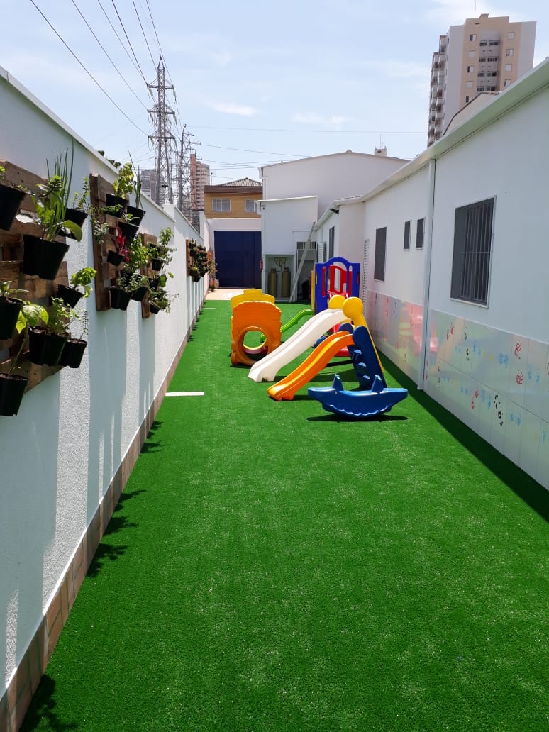 Playground com grama sintética