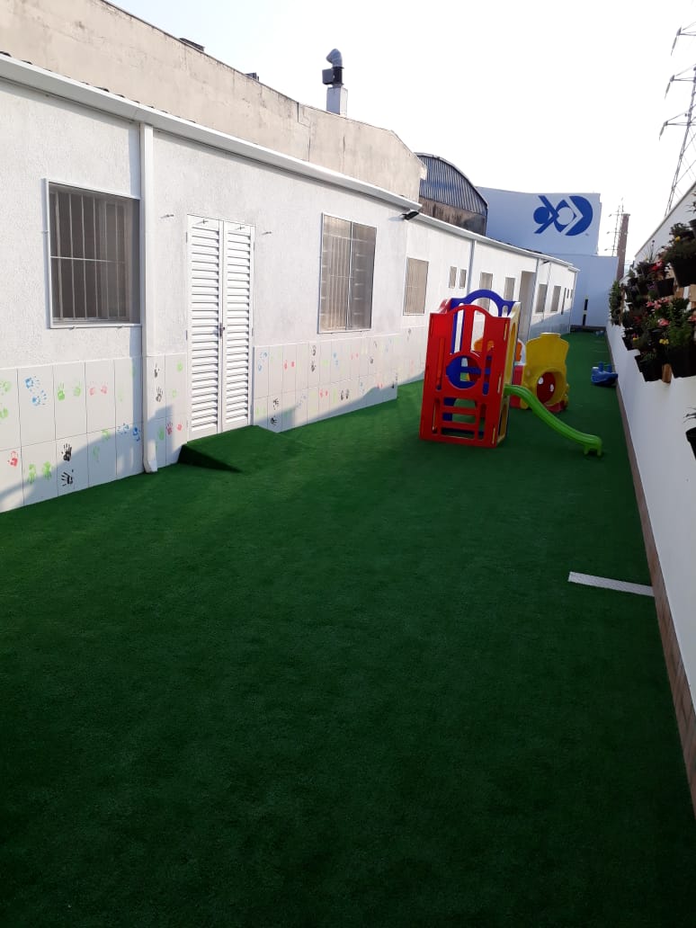 Playground com grama sintética