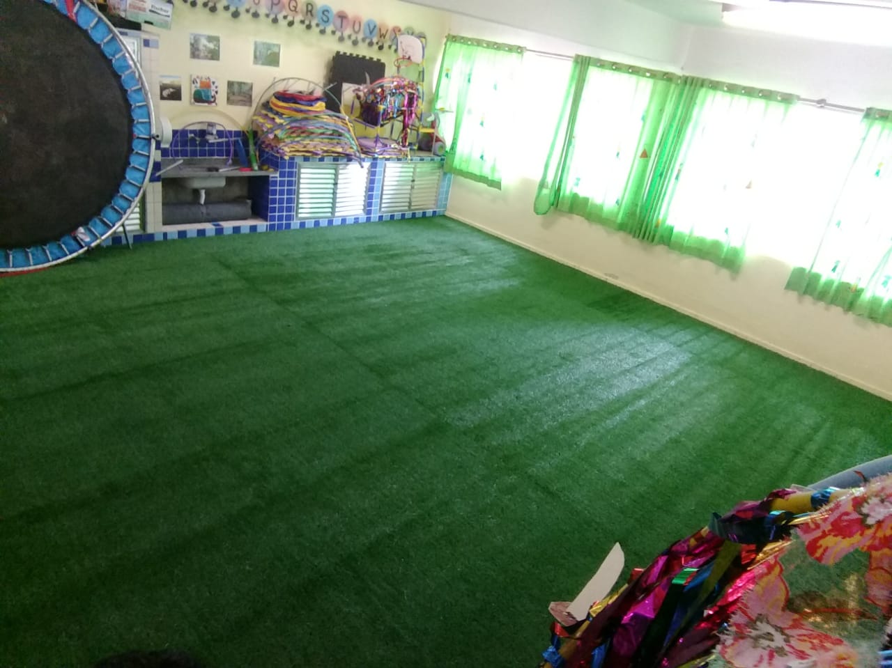 Playground com grama sintética