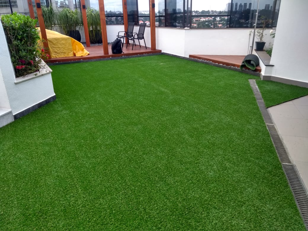 Terraço com grama sintética