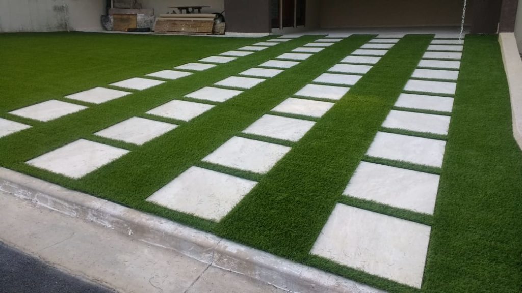 Calçada com grama sintética
