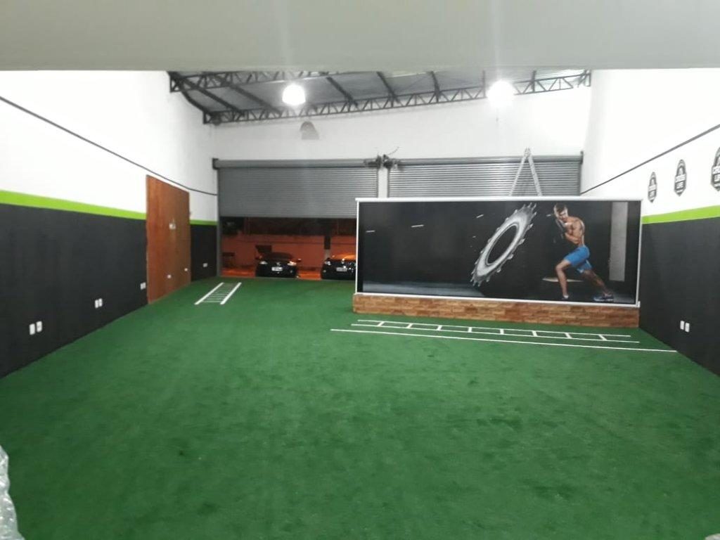 Box de crossfit com grama sintética