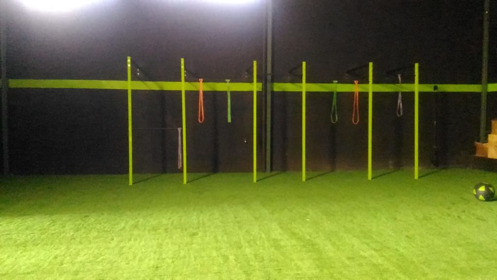 Grama sintética em box de crossfit