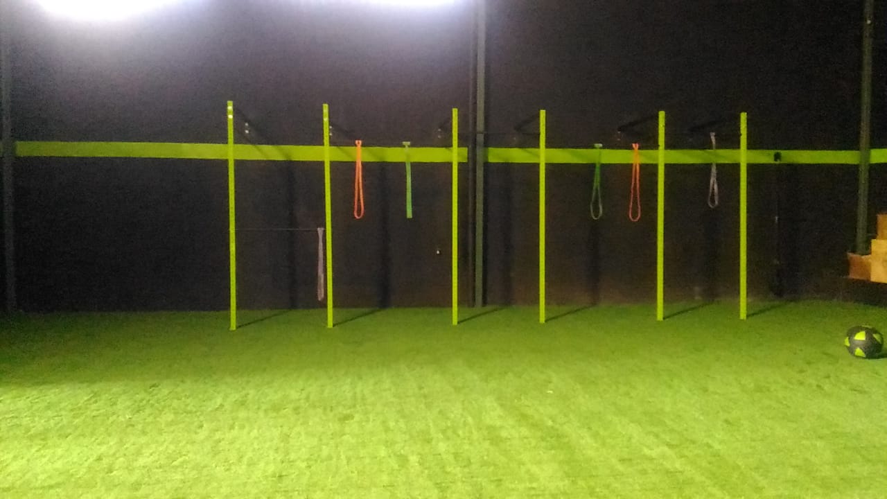 Grama sintética em box de crossfit