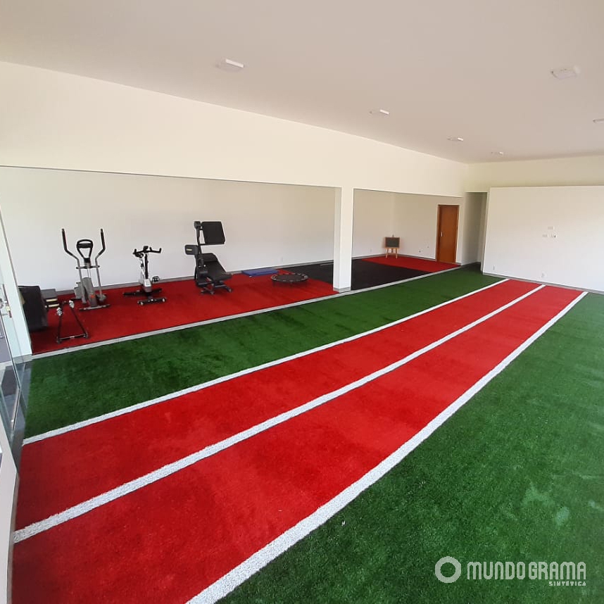 Sala de ginástica com grama sintética