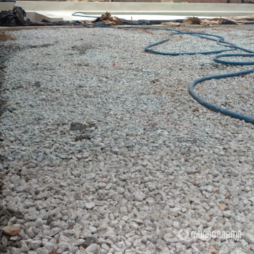 Pedras devidamente espalhadas para compactação