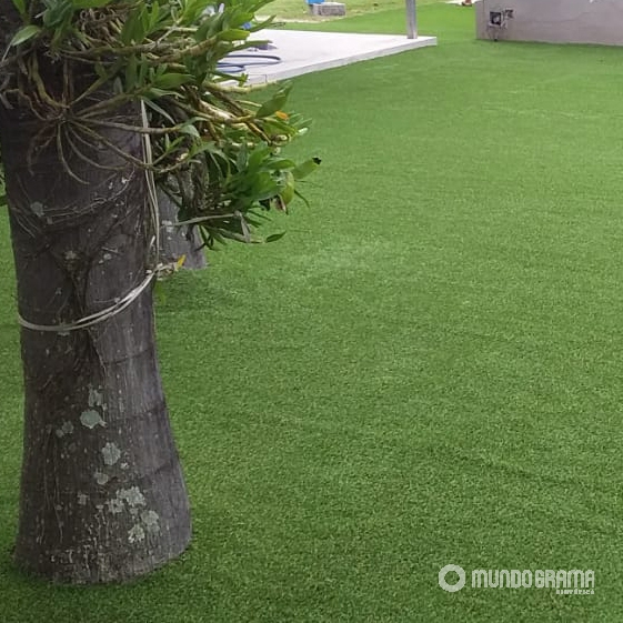 Grama sintética para jardim com árvores naturais
