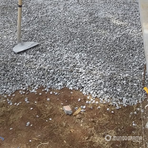 Compactação com pedra para drenagem do terreno
