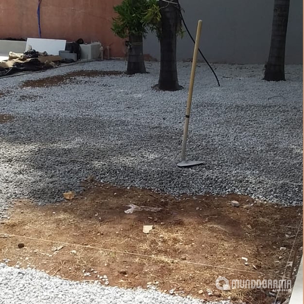 Drenagem da terra com compactação com pedra