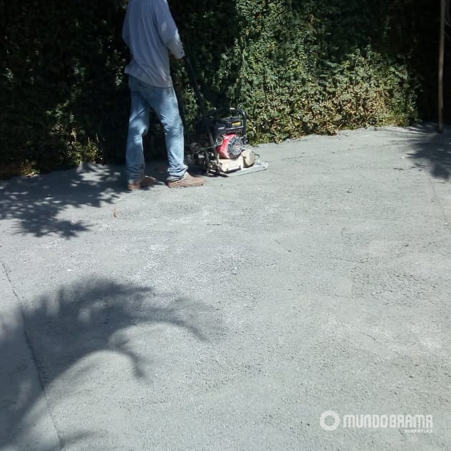 Compactação com pedra para drenagem do terreno