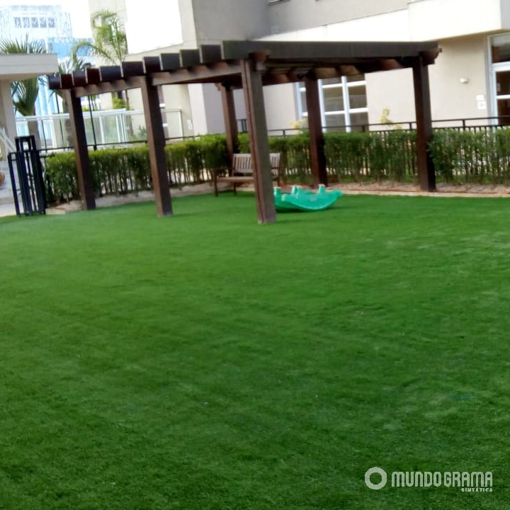 Grama sintética para jardim instalada