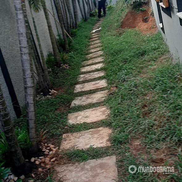 Jardim com grama natural degradada