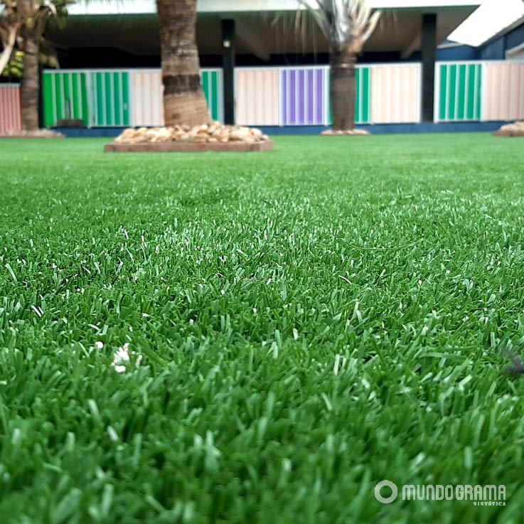 Grama sintética após compactação da terra