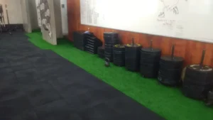 piso-de-borracha-em-academia-com-grama-sintetica-decorativa