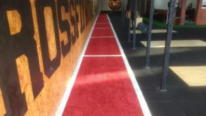 piso-de-borracha-em-academia-com-grama-sintética-decorativa