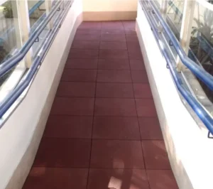 rampa-acessivel-com-piso-de-borracha-vermelho
