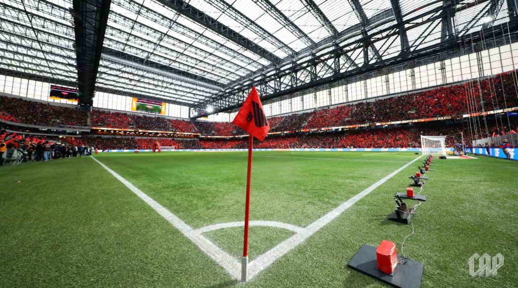 Grama sintética no futebol em estádio profissional