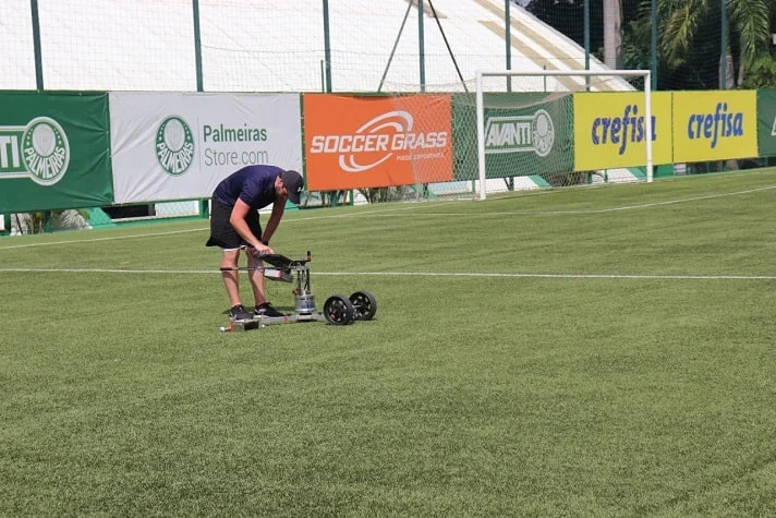Detalhe das fibras de um gramado esportivo sintético