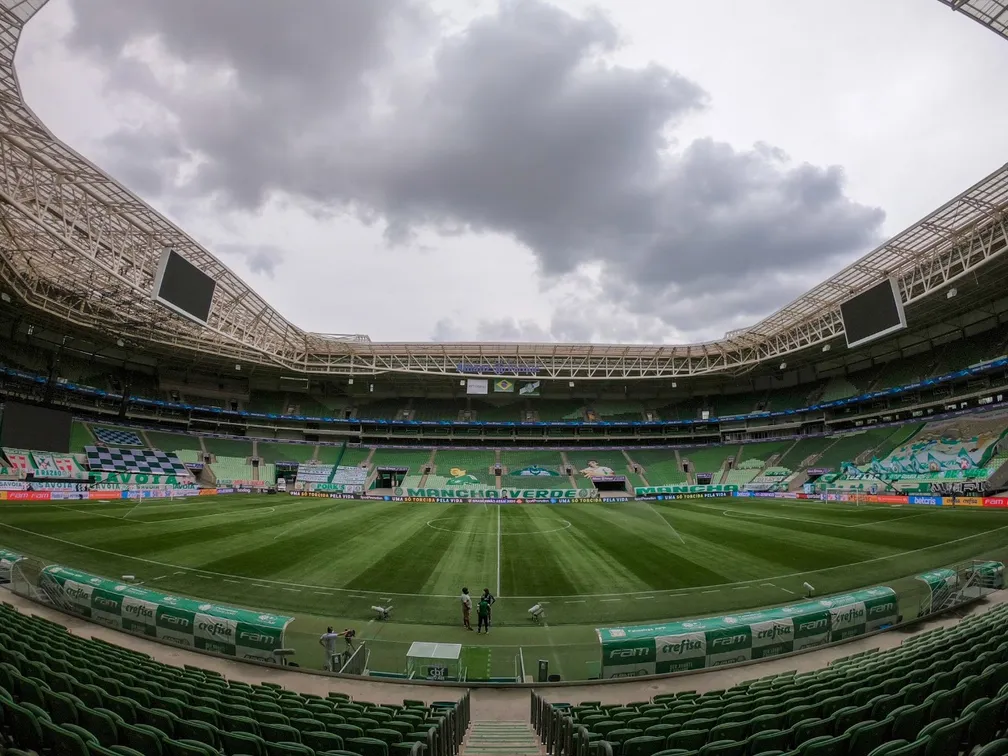 Campo de futebol com grama sintética visto do alto